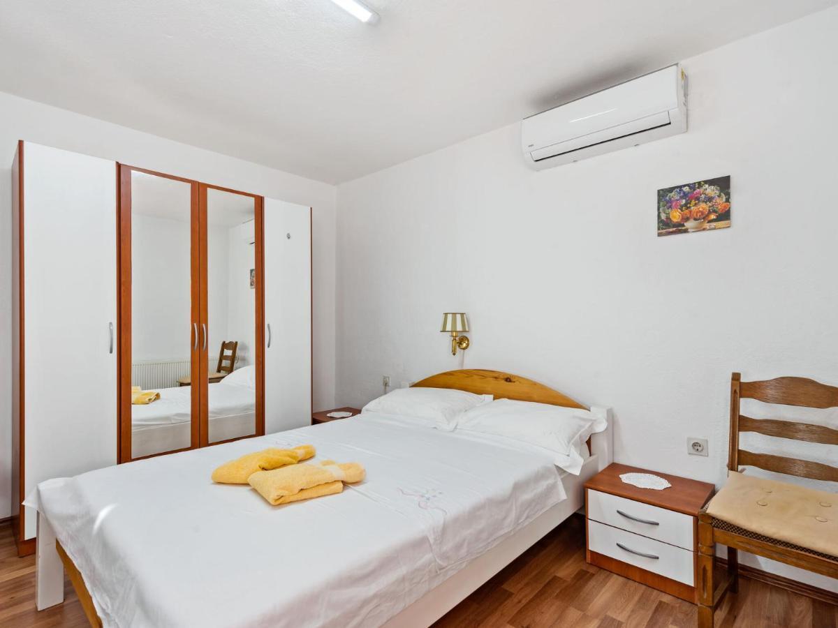 Cosy Holiday Home In Zadar With Garden Exteriör bild